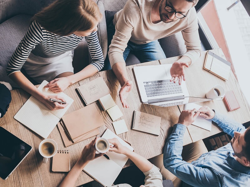 Trong công việc, có rất nhiều chủ đề được đặt ra khi giao tiếp. (ảnh: Sưu tầm internet)