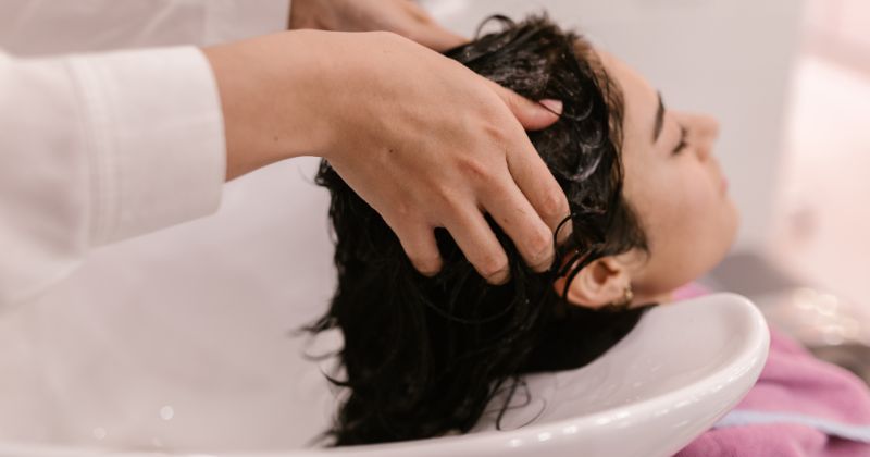 Mẹ sau sinh có thể gội đầu sau 2 đến 7 ngày đẻ em bé (Ảnh: Sưu tầm Internet)