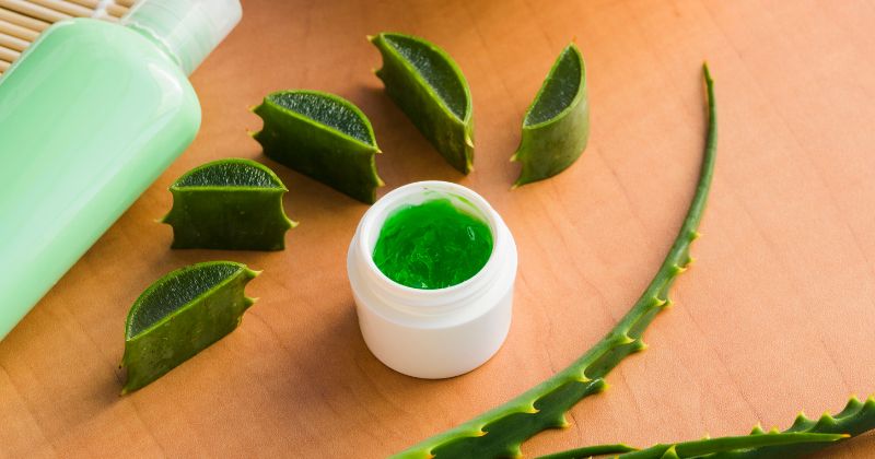 Mẹ sau sinh nên gội đầu bằng nha đam giúp tóc mượt hơn (Ảnh: Sưu tầm Internet)