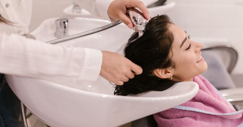 Một số lưu ý quan trọng khi gội đầu sau khi sinh (Ảnh: Sưu tầm Internet)