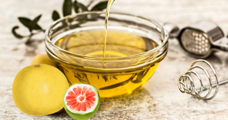 Gội đầu cho mẹ sau sinh mổ, sinh thường bằng tinh dầu bưởi (Ảnh: Sưu tầm Internet)