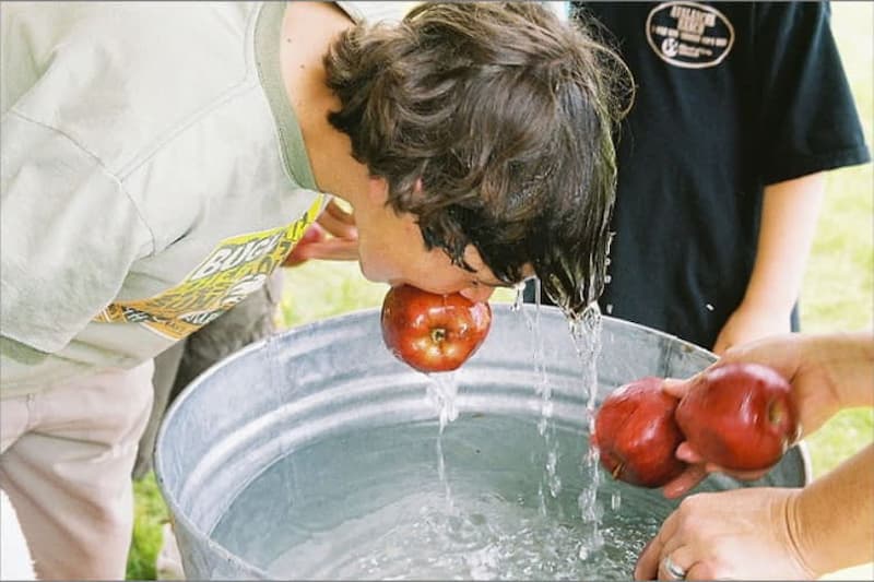 Hoạt động lấy táo đêm Halloween. (Ảnh: sưu tầm internet)