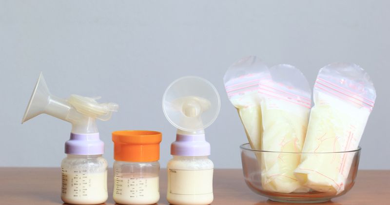 Sữa mẹ sau khi hâm nóng chỉ nên sử dụng trong vòng 1 giờ. (Ảnh: Sưu tầm Internet)