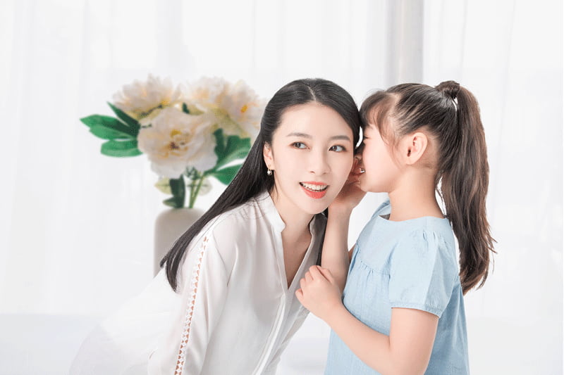 Giai đoạn này cha mẹ cần lắng nghe con nhiều hơn. (Ảnh: Lovepik.com)