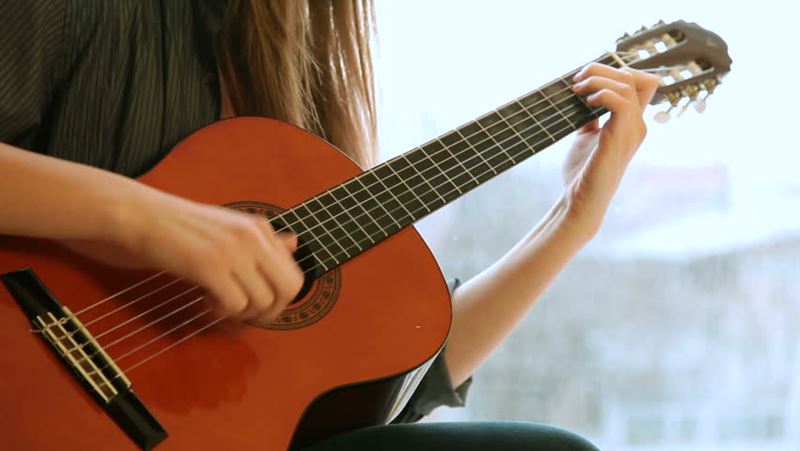 Các bước học đàn guitar cơ bản & phát triển kỹ năng chơi đàn