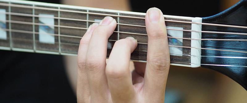 Thao tác chơi hợp âm hiệu quả. (Ảnh: Internet)