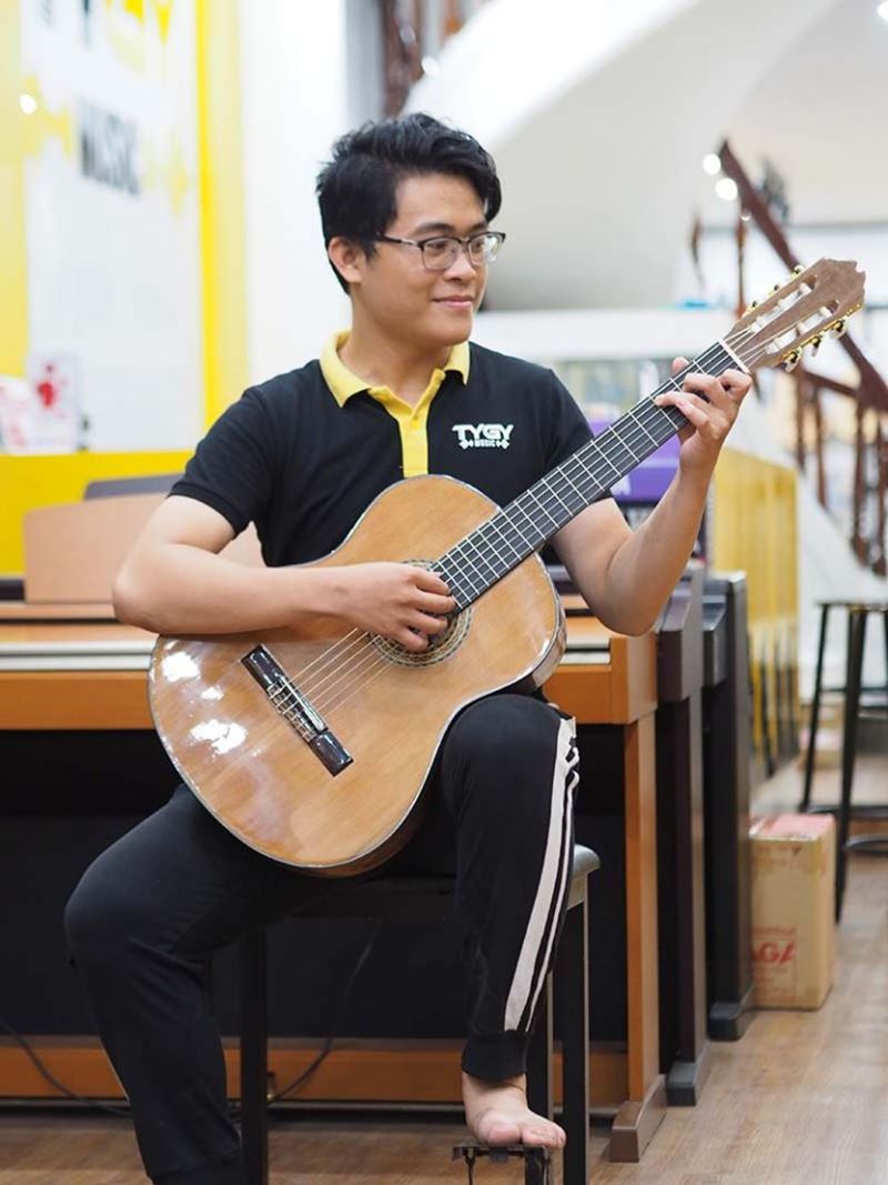 Cách cầm đàn thông thường. (Ảnh: Internet)