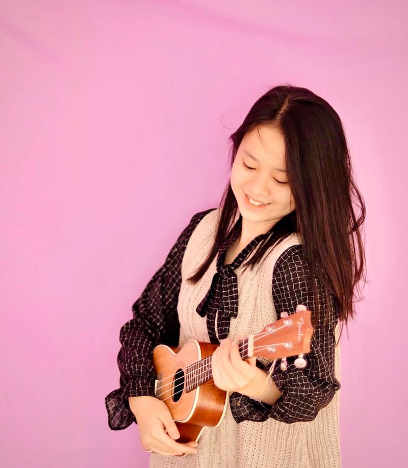 Mô phỏng cách cầm đàn Ukulele. (Ảnh: Internet)