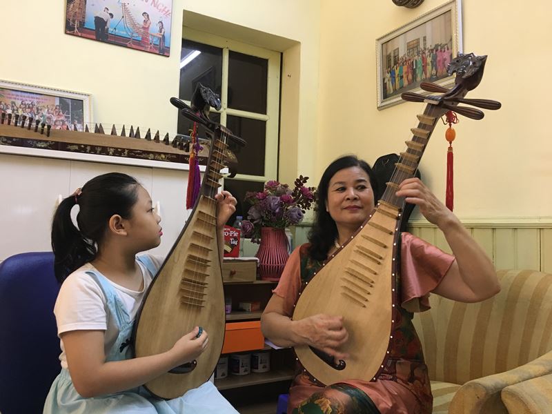 Thầy cô nhiệt tình chuyên môn giỏi giúp con học đàn dễ dàng. (Ảnh: Internet)