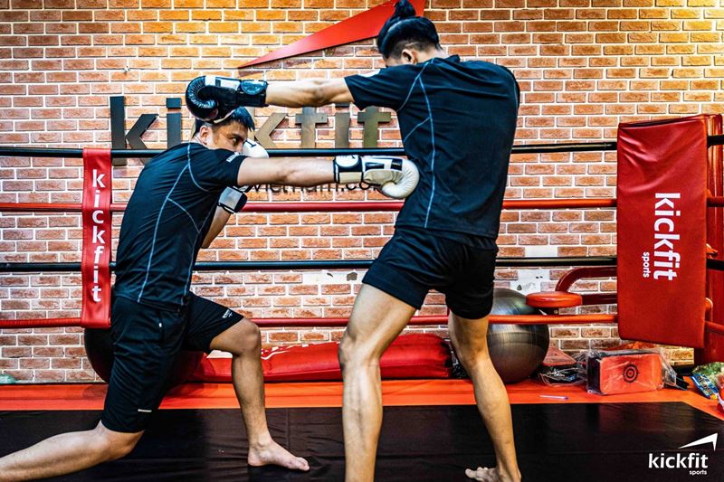 Đòn đấm và đỡ 2 người trong giai đoạn 3. (Ảnh: Kickfit Sport)