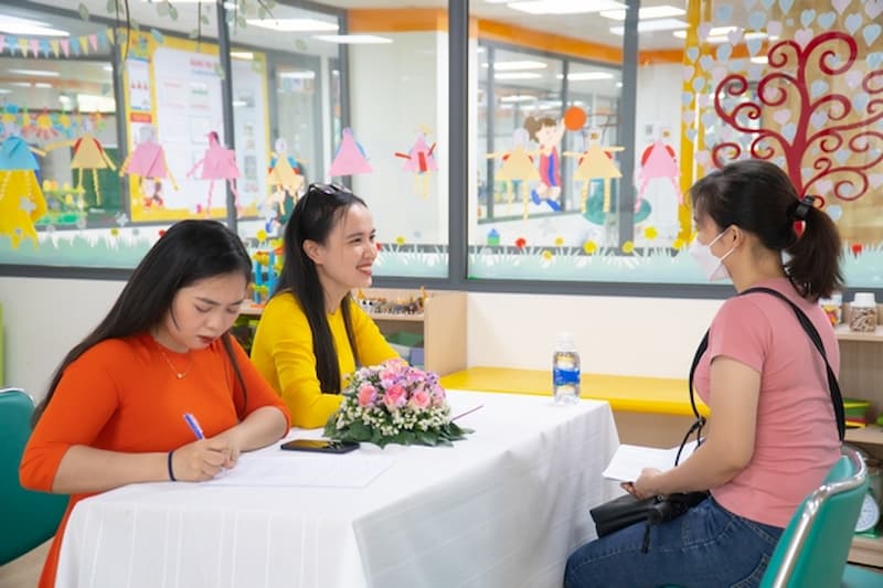 Phụ huynh trao đổi trực tiếp với thầy cô tuyển sinh để nắm được học phí cụ thể. (Ảnh: Internet)