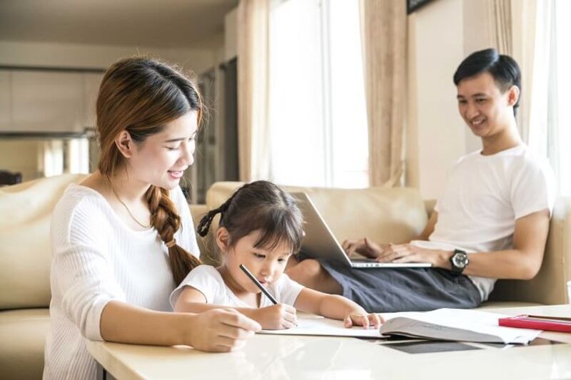 Việc đồng hành cùng bé trong mỗi giờ học tại nhà sẽ giúp bố mẹ hiểu bé hơn. (Ảnh: Việt Giải Trí)