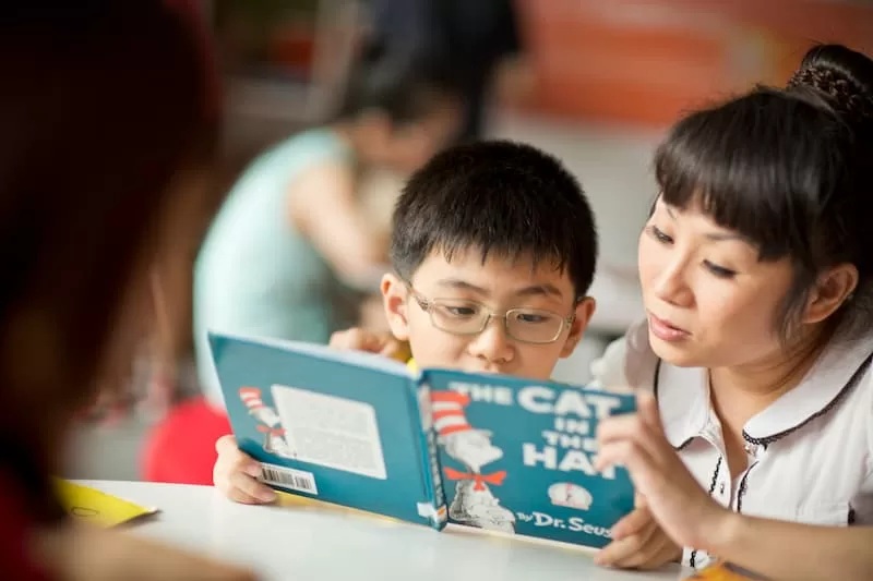 Dạy trẻ học tiếng Anh tại nh&agrave; đang l&agrave; xu hướng của nhiều phụ huynh (Ảnh: Sưu tầm internet)