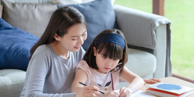 Ba mẹ cần tạo th&oacute;i quen cho con được tiếp x&uacute;c với tiếng Anh mỗi ng&agrave;y (Ảnh: Sưu tầm internet)