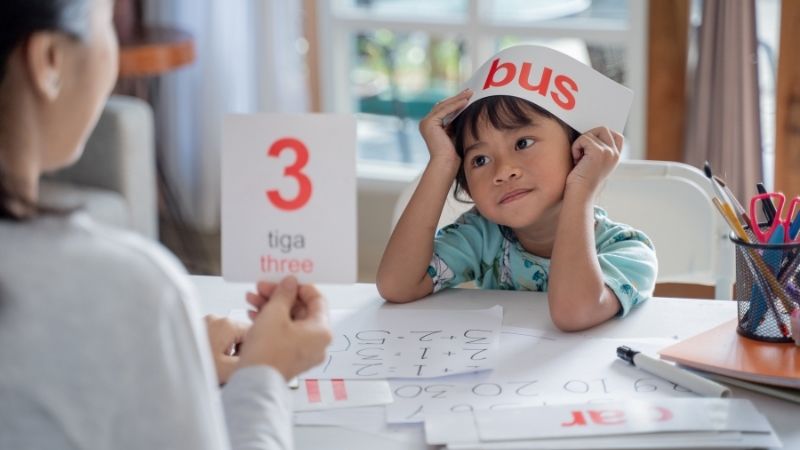 Học từ vựng tiếng Anh màu sắc với flashcard. (Ảnh. Canva.com)