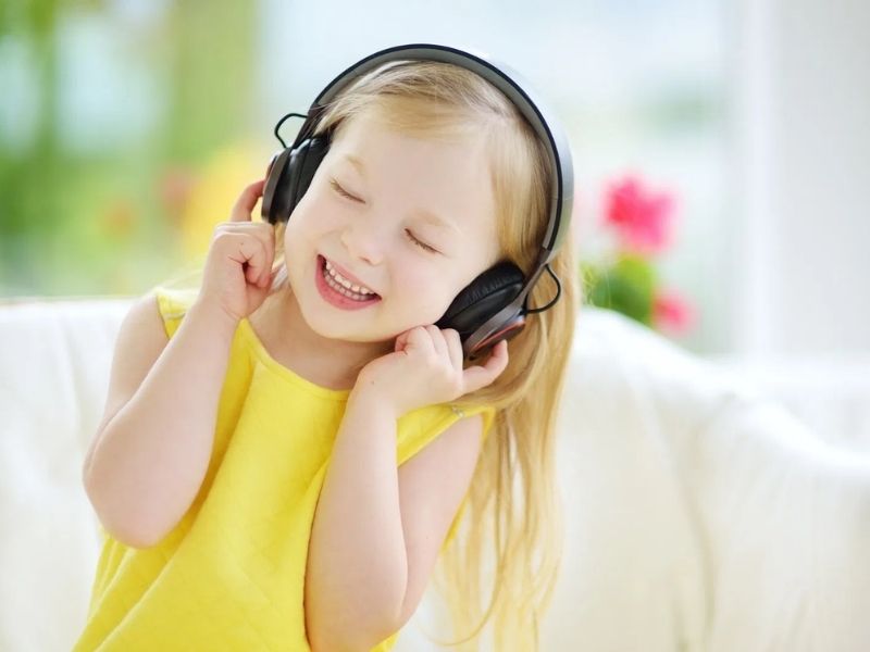 Luyện nghe cho trẻ với bí kíp cực dễ. (Ảnh: Sưu tầm Internet)