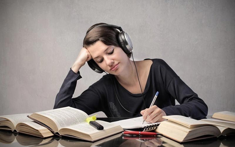 Nâng cao kỹ năng phát âm bằng cách ghi âm và nghe lại. (Ảnh: Sưu tầm internet)