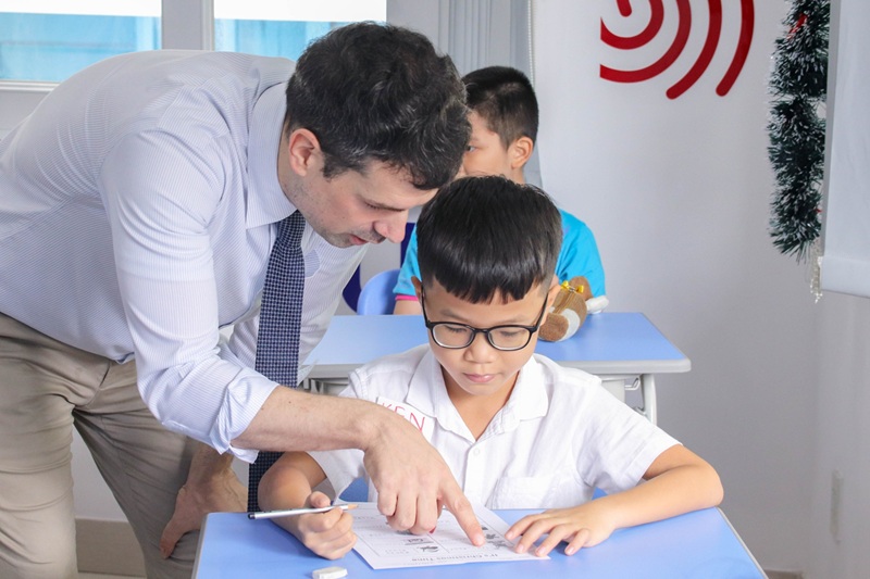 Phụ huynh cần đặt ra c&aacute;c c&acirc;u hỏi cho ch&iacute;nh bản th&acirc;n m&igrave;nh khi muốn con học tiếng Anh (Ảnh: Sưu tầm internet)