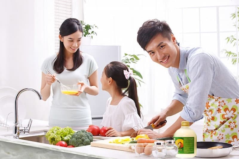 Cho bé học tiếng Anh qua các hoạt động thực tế. (Ảnh: Internet)