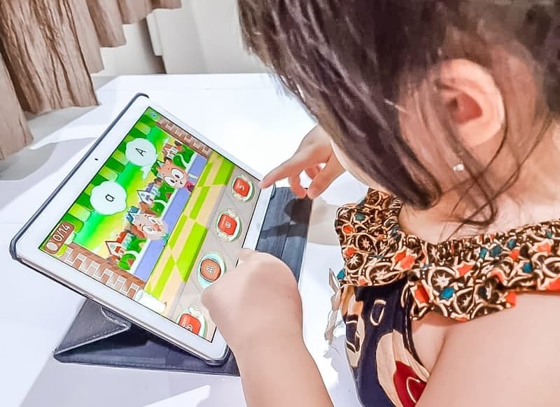 Cho bé học tiếng Anh online trên nền tảng chất lượng. (Ảnh: Internet)