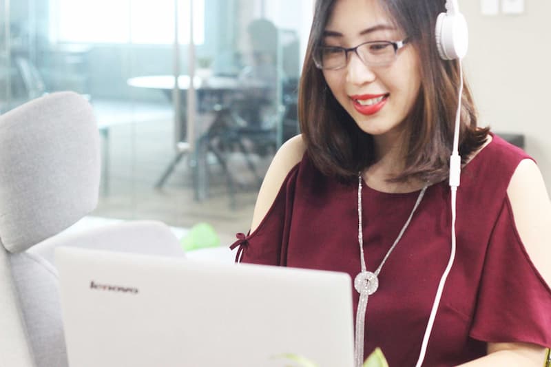 Người đi làm nên học tiếng Anh online hay offline? (Ảnh: Internet)