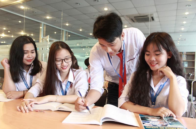 Sinh viên học sinh nên học tiếng Anh online hay offline? (Ảnh: Internet)