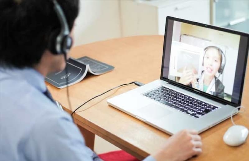 Trẻ em nên học tiếng Anh online hay offline? (Ảnh: Internet)