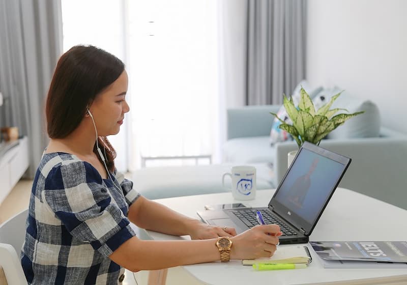 Tự học tại nhà qua sách ebook tài liệu. (Ảnh: Internet)