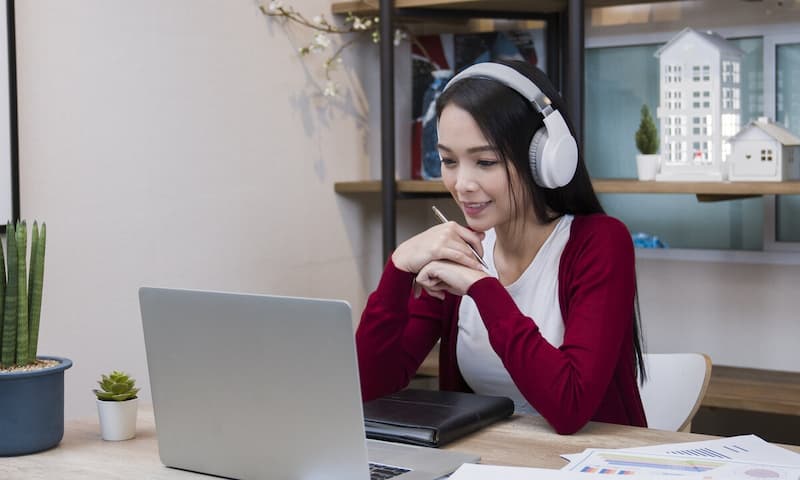 Âm nhạc giúp bạn làm quen nhanh với ngôn ngữ mới. (Ảnh: Internet)