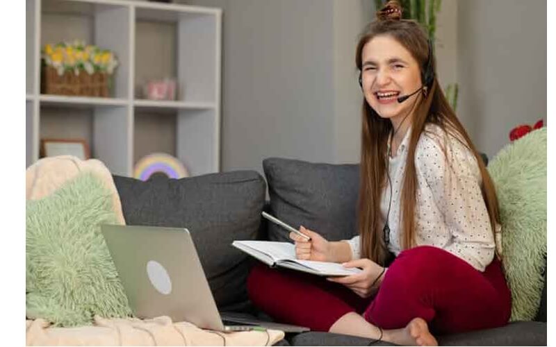 Xem phim nên kết hợp với ghi chép, thực hành mới hiệu quả. (Ảnh: Sưu tầm internet)