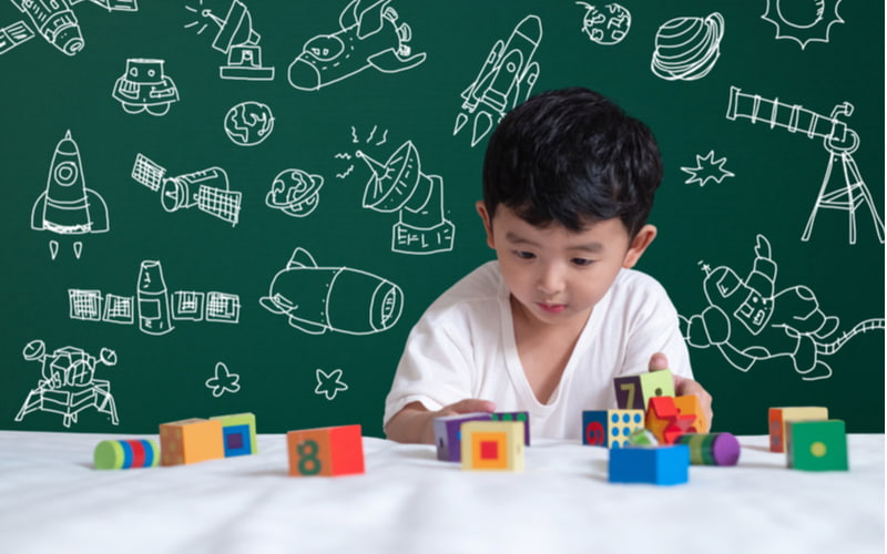 Trẻ học nhận biết các chữ số. (Ảnh: Shutterstock)