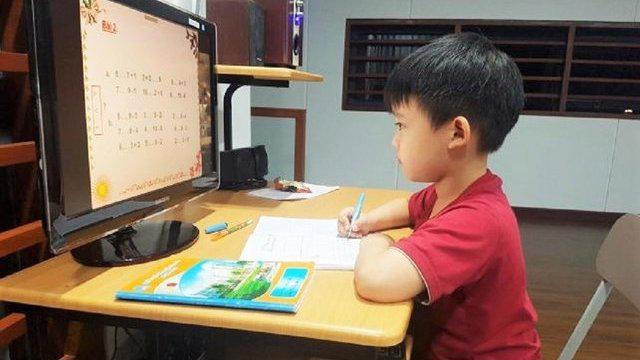Ba mẹ cần rèn luyện bé tính kỷ luật khi học toán online. (Ảnh: Sưu tầm internet)