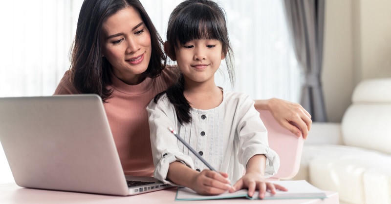 Việc học toán online cần có sự đồng hành của ba mẹ. (Ảnh: Sưu tầm internet)