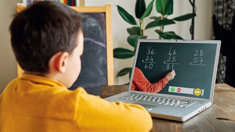 Bé cần ôn tập lại bài cũ bằng việc xem lại bài giảng. (Ảnh: Sưu tầm internet)