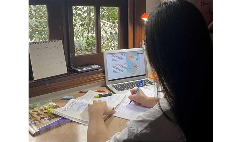 Kết hợp với việc ghi chép, làm bài tập khi học trực tuyến rất quan trọng. (Ảnh: Sưu tầm internet)