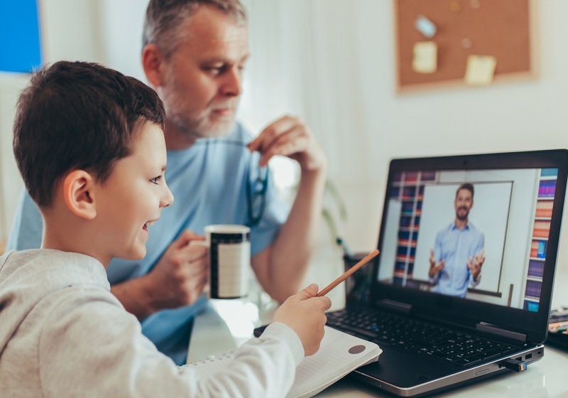 Khi bé học toán online cần có sự đồng hành của bố mẹ. (Ảnh: Sưu tầm internet)