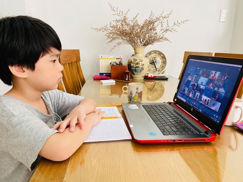 Bố mẹ cần cân bằng giữa việc học online và offline của bé (Nguồn ảnh: Sưu tầm internet)