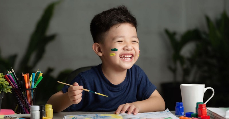 Ba mẹ cần chuẩn bị đầy đủ dụng cụ, môi trường dạy vẽ cho trẻ. (Ảnh: Sưu tầm internet)