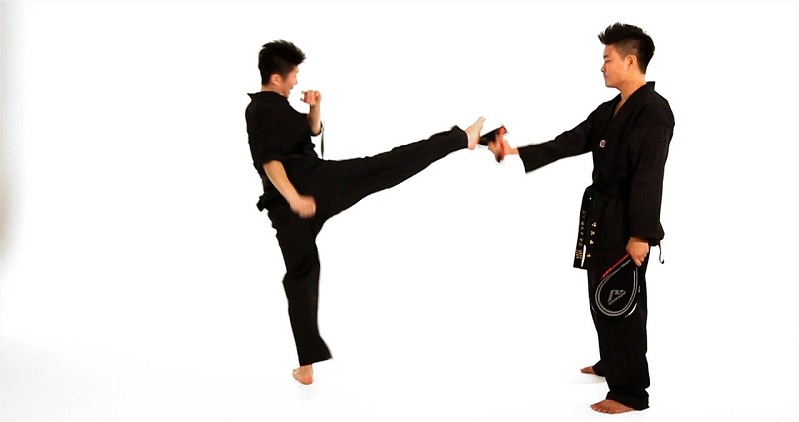 Kỹ thuật đá bên khi học võ Taekwondo. (Ảnh: Sưu tầm internet)