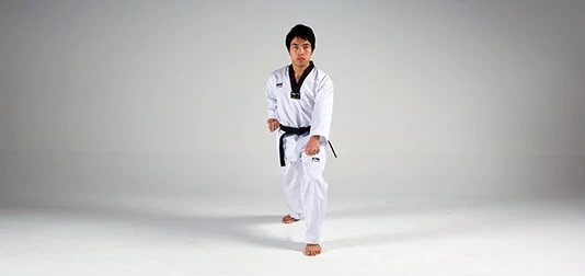 Kỹ thuật hình vuông thấp khi học võ. (Ảnh: Sưu tầm internet)