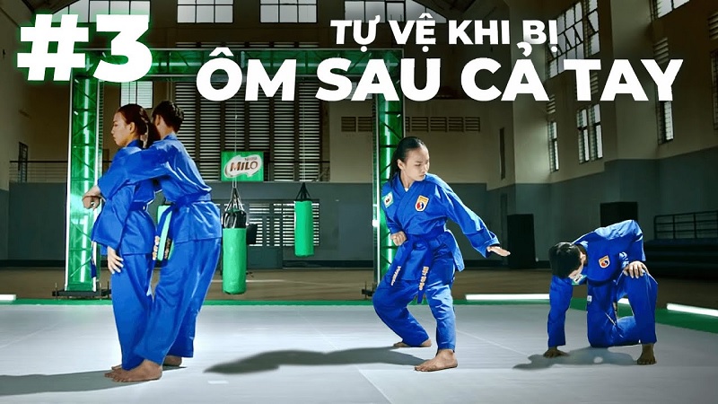 Kỹ thuật ôm sau cả tay và cách tự vệ. (Ảnh: Sưu tầm internet)