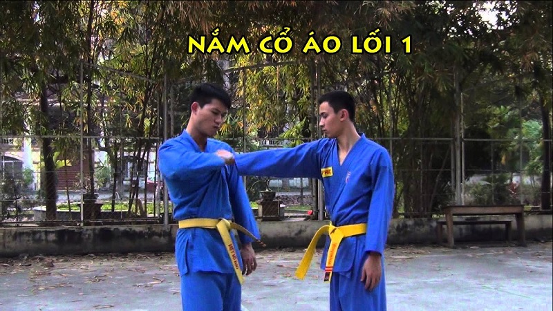 Kỹ thuật nắm ngực áo trước trong Vovinam. (Ảnh: Sưu tầm internet).