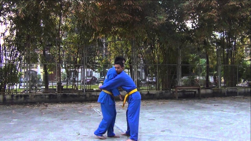 Kỹ thuật ôm trước cả tay trong võ Vovinam. (Ảnh: Sưu tầm internet)