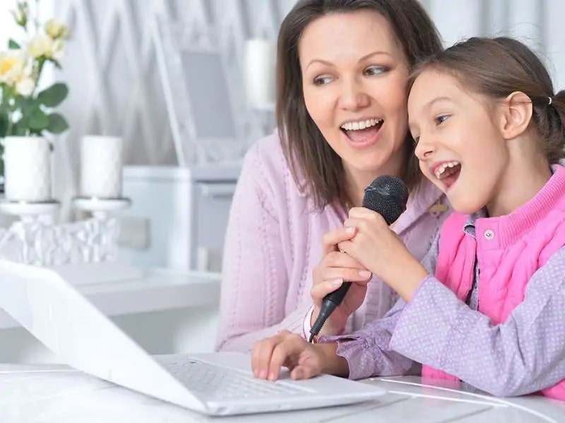 Nghe nhạc thiếu nhi giúp trẻ rèn luyện khả năng lắng nghe (Ảnh: Sưu tầm Internet)