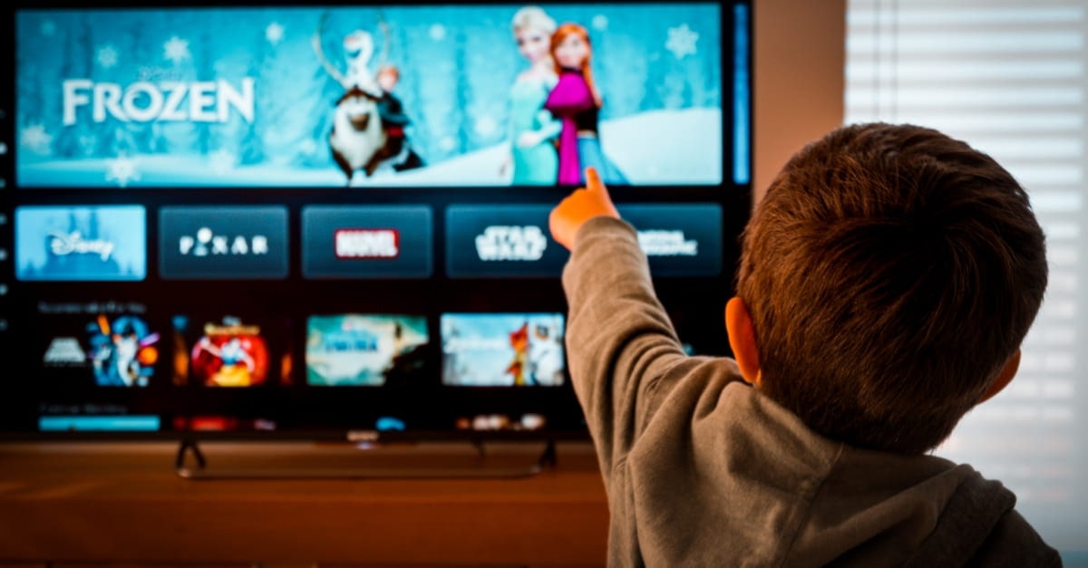 Học qua phim ảnh và video (Ảnh: Sưu tầm Internet)