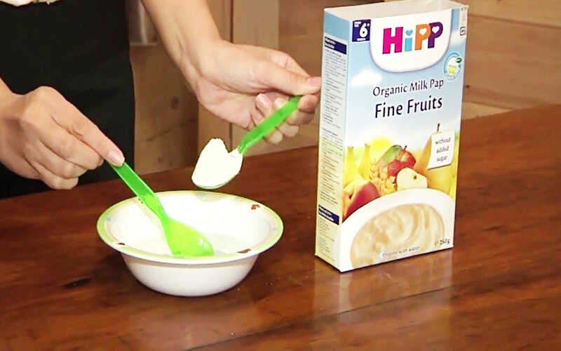 Pha bột ăn dặm HiPP đúng cách. (Ảnh: Sưu tầm Internet)