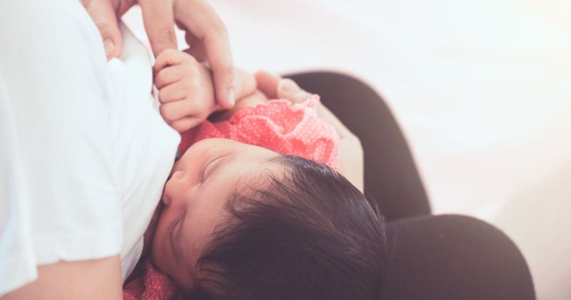 Cho con bú đúng cách giúp bảo vệ đầu ti tốt nhất. (Ảnh: Sưu tầm Internet)