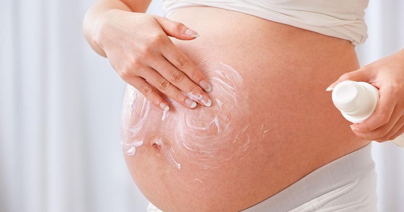 Kết hợp massage khi dùng kem trị rạn Nhật giúp kem mau thấm vào da (Ảnh: Sưu tầm Internet)