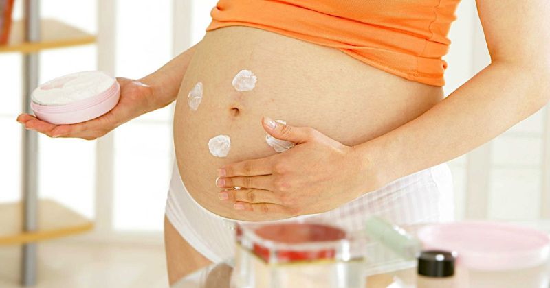 Sử dụng kem trị rạn có thành phần tự nhiên để đảm bảo an toàn da, sức khỏe mẹ (Ảnh: Sưu tầm Internet)