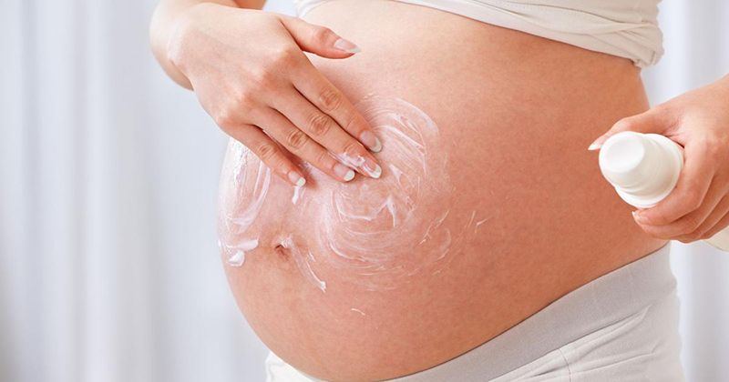 Kết hợp massage khi dùng kem chống rạn để kem mau thấm vào da(Ảnh: Sưu tầm Internet)